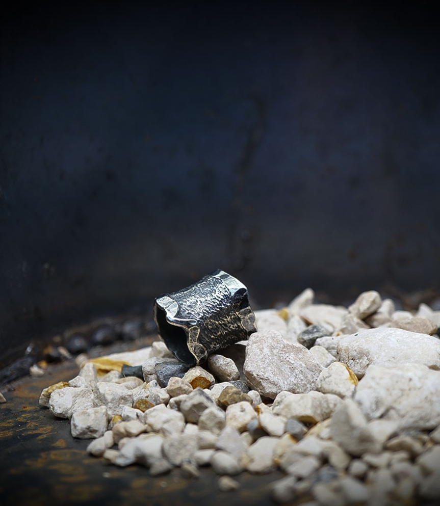 Bague de créatrice en argent martelet.