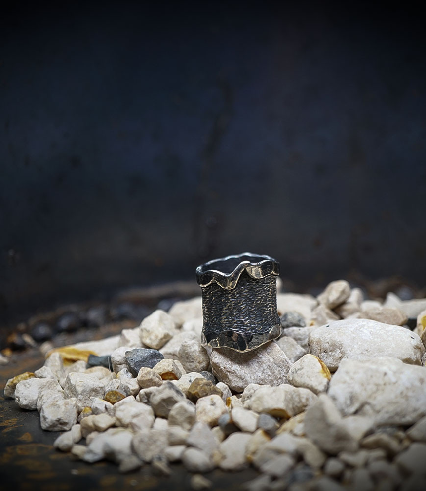 Bague de créatrice en argent martelet.