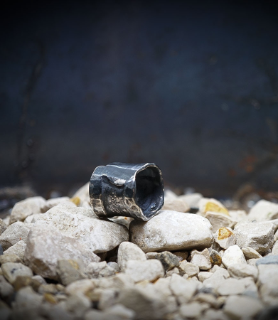 Bague martelet de créatrice en argent massif.