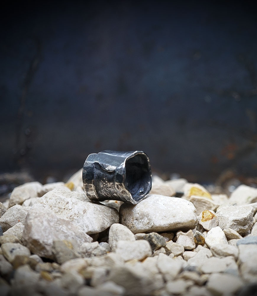 Bague martelet de créatrice en argent massif.