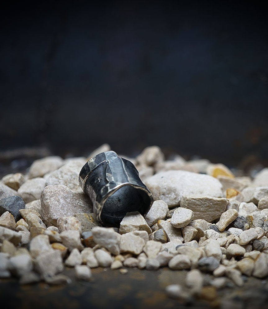 Bague martelet de créatrice en argent massif.