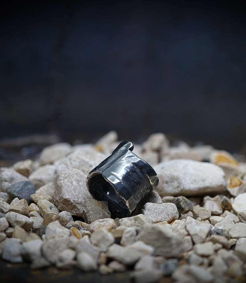 Bague martelet de créatrice en argent massif.