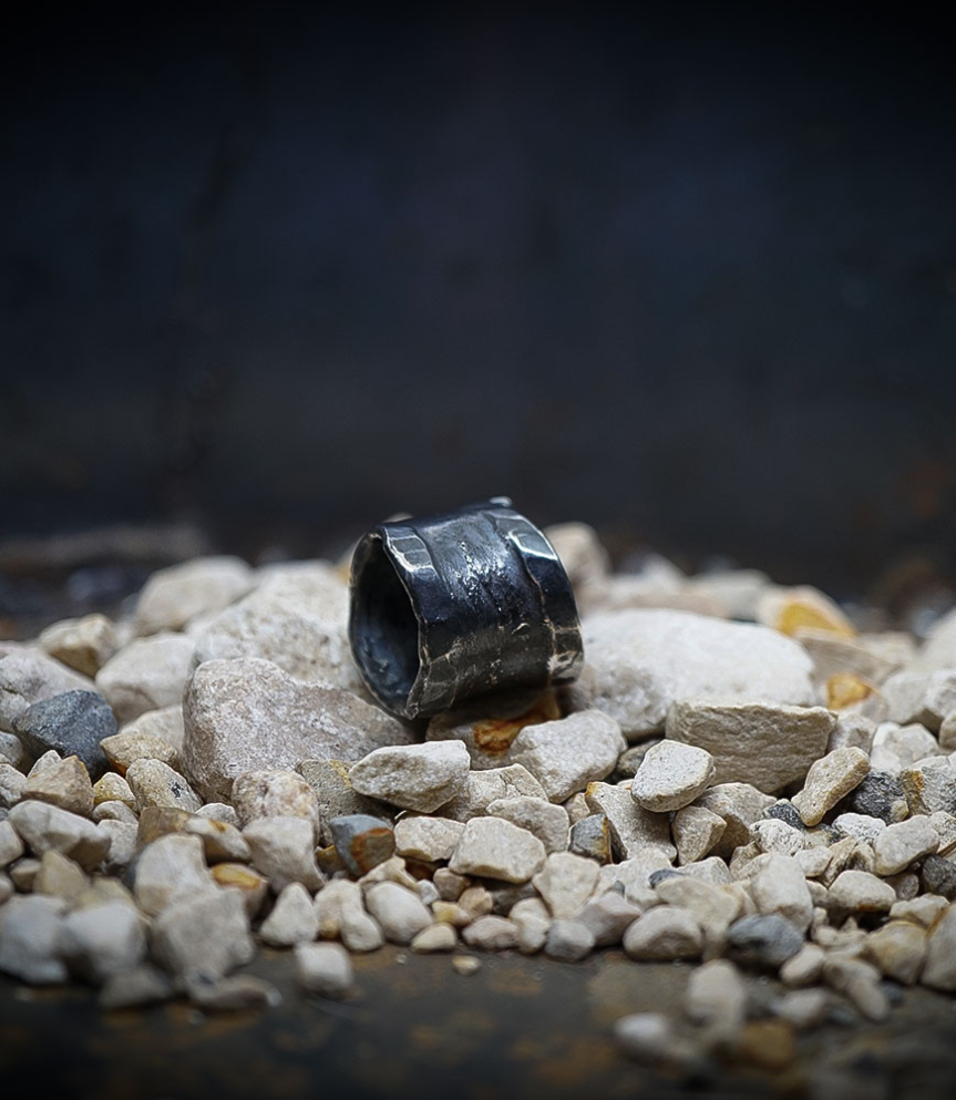 Bague martelet de créatrice en argent massif.