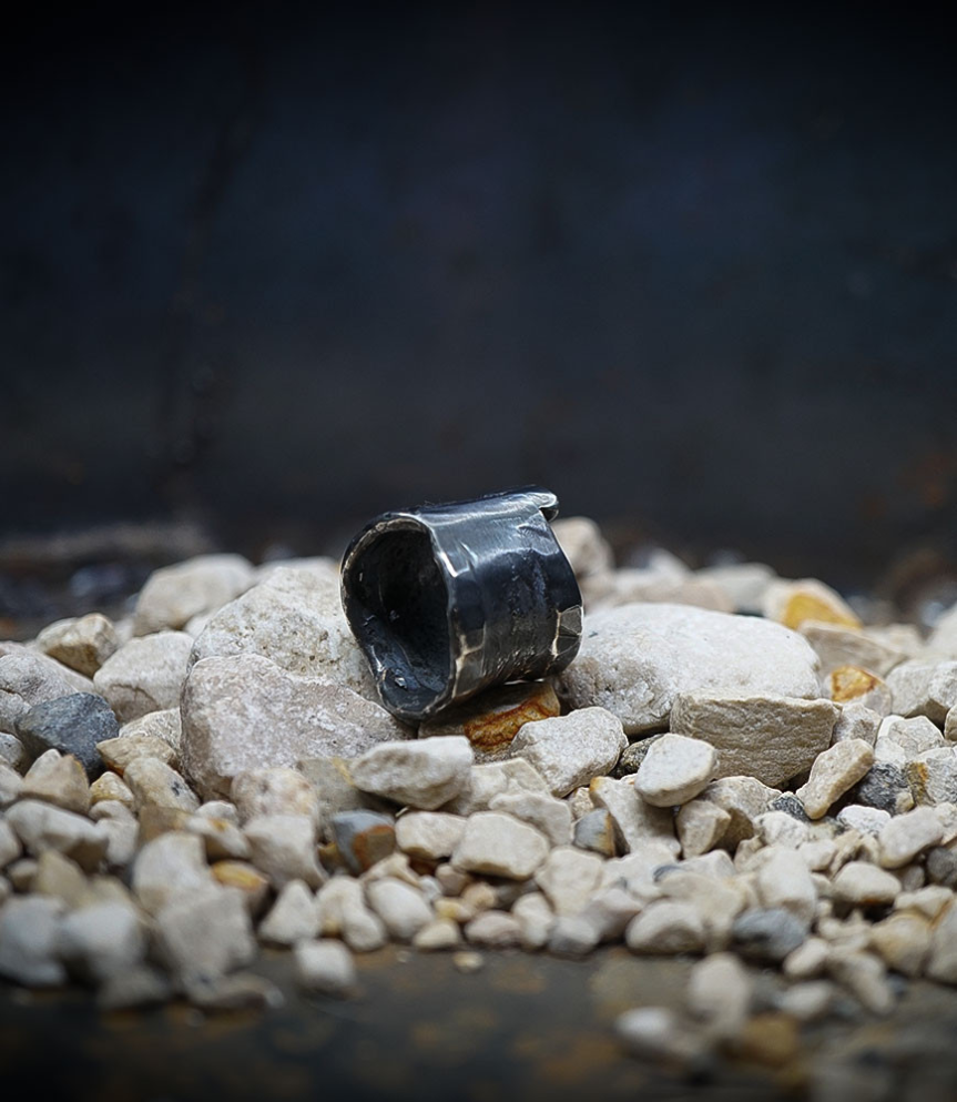 Bague martelet de créatrice en argent massif.