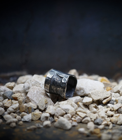 Bague martelet de créatrice en argent massif.