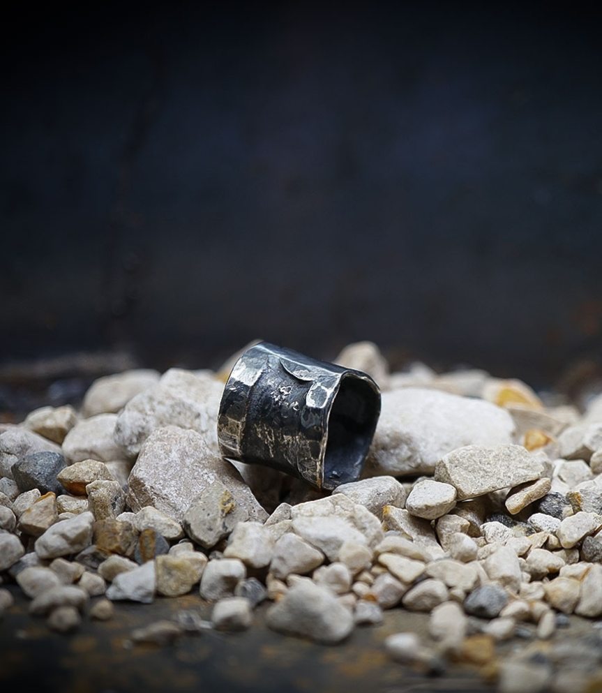 Bague martelet de créatrice en argent massif.