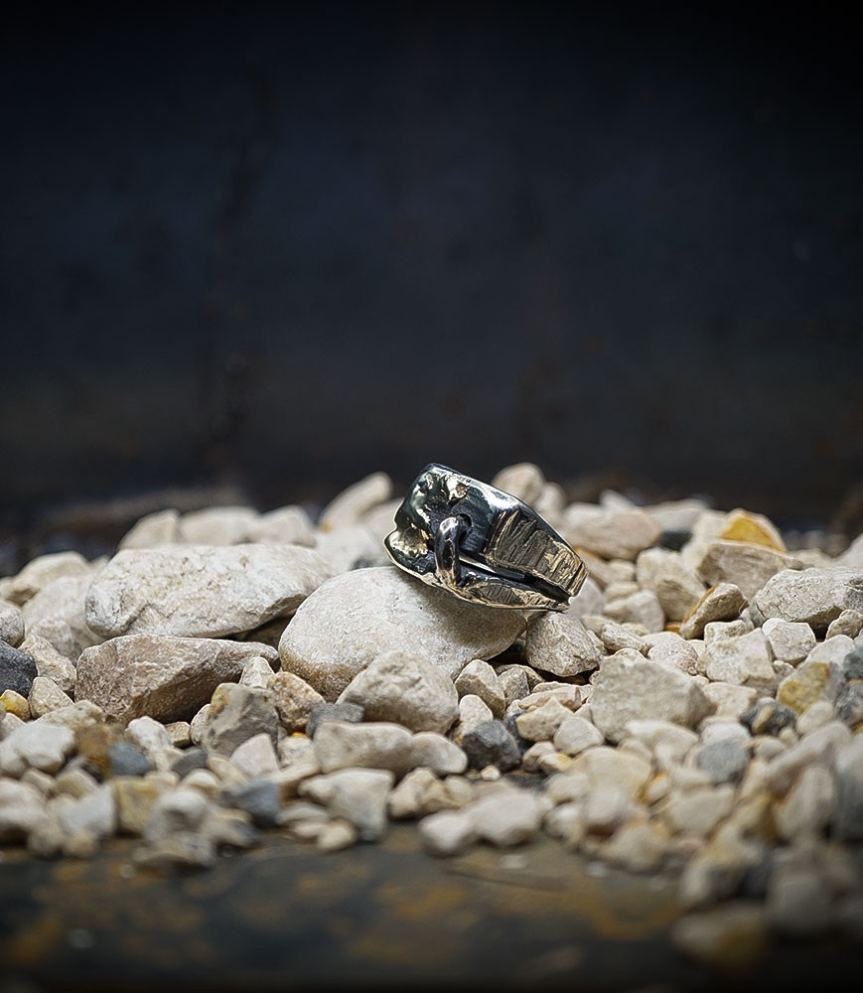 Chevaliere de créatrice en or et argent massif.